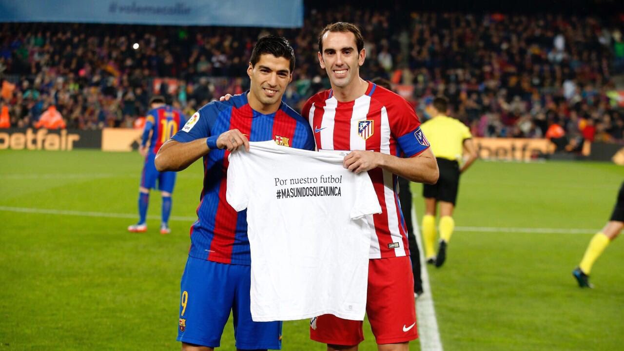 Luis Suárez y Diego Godín posan con la camiseta