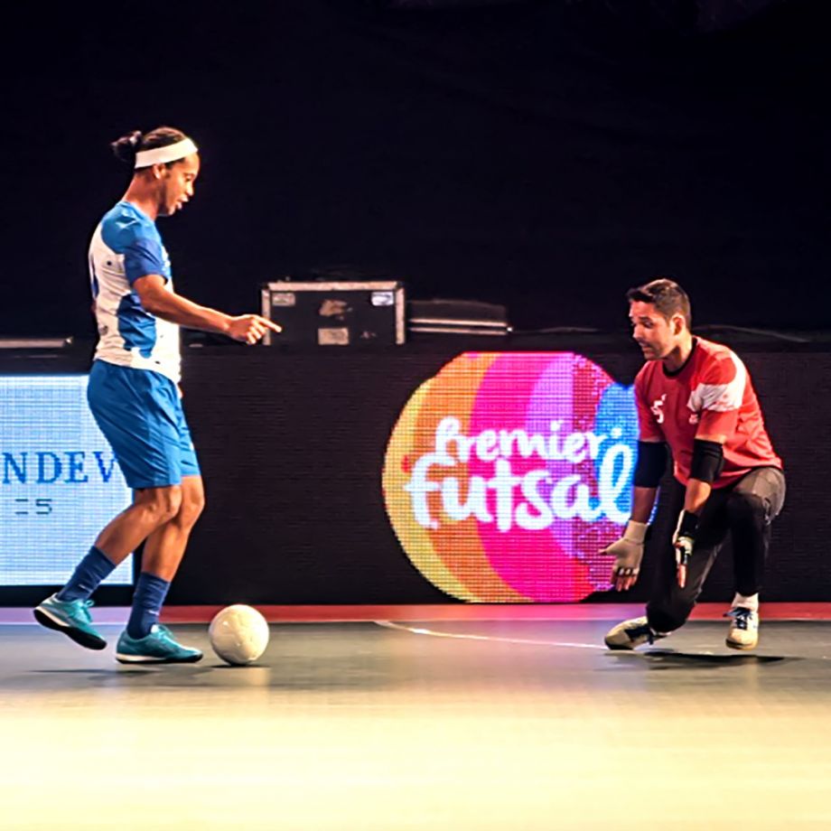 Ronaldinho jugando futsal