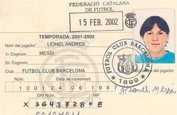 Lionel Messi con su primer credencial de Barcelona